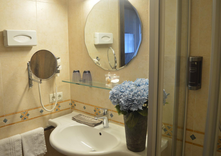 Bathroom 3, Hotel Jägerhof, Schwaz