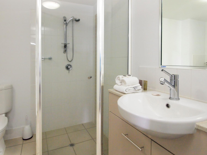 Bathroom 4, Oaks Townsville Gateway Suites, South Townsville