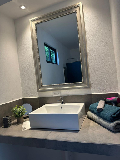 Bathroom, Hotel Good Life, Carrillo