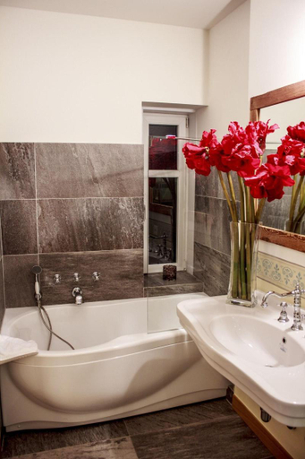 Bathroom 4, Maloja Palace Apartments, Maloja
