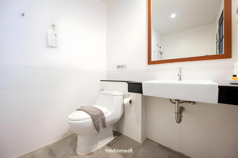 Bathroom 4, The Corner Lodge, Pattaya