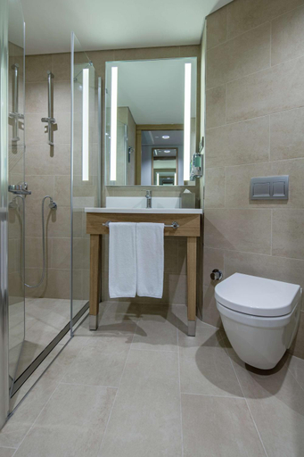 Bathroom 5, Hampton by Hilton Istanbul Zeytinburnu, Fatih