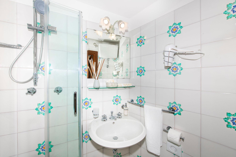 Bathroom 2, Casa Guadagno, Salerno