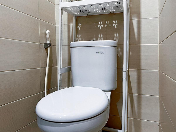 Bathroom, Cozy & Modern Apt Studio w/ Wi-Fi, Netflix & Pool, West Jakarta