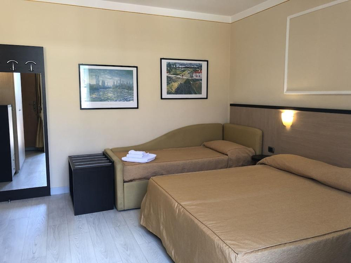 Bedroom 3, Hotel Tirrenia, Lucca