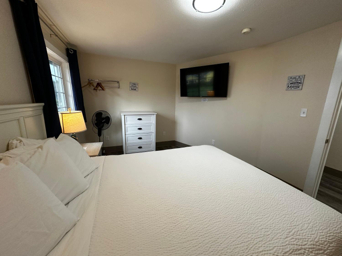 Bedroom 3, Coastal Inn & Suites, Pacific