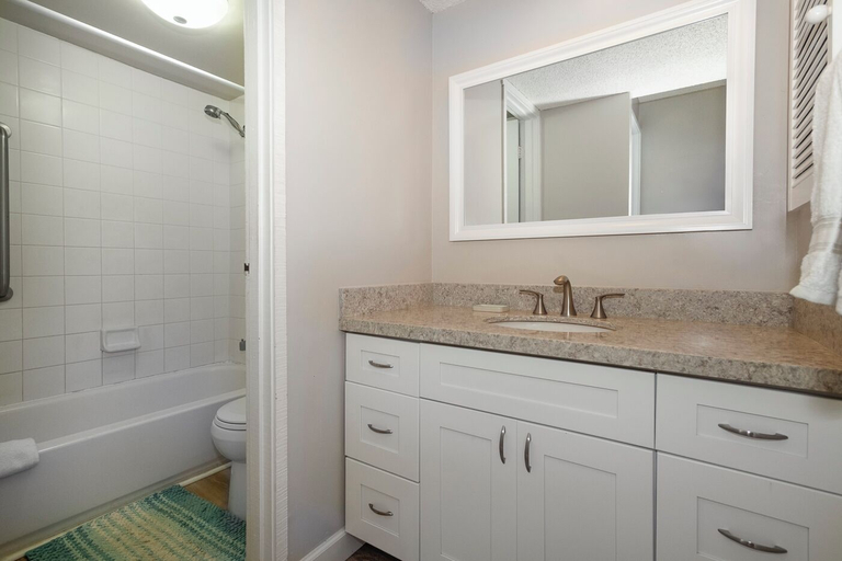Bathroom, Sealodge E8, Kauai