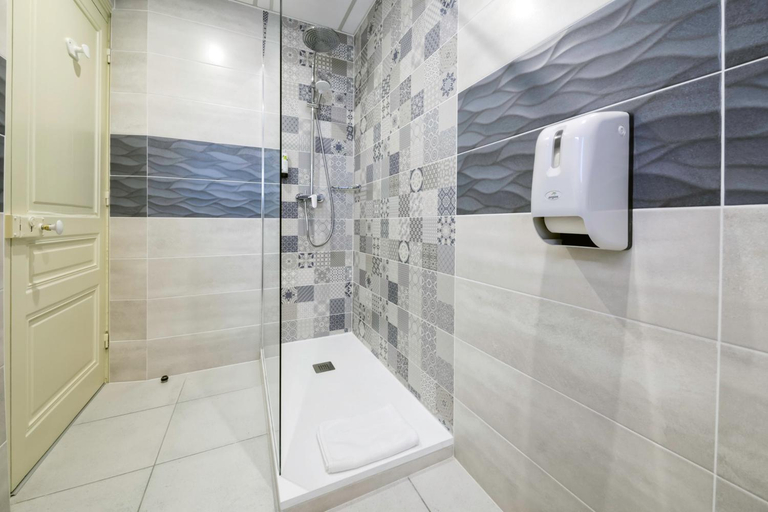 Bathroom 3, Logis Hotel La Commanderie de Champarey, Isère