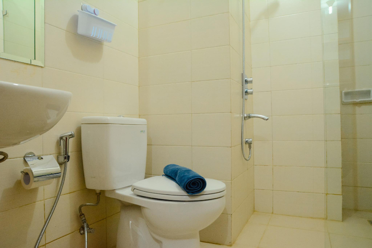 Bathroom 3, Woodland Park 1BR Residence Pool View By Travelio, South Jakarta