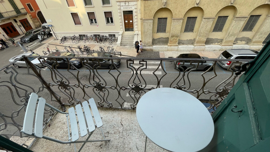 Balcony 5, Aure, Verona