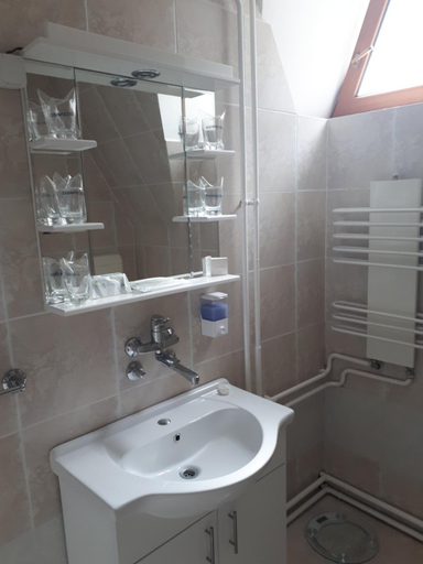 Bathroom 3, Idila, Kruševac