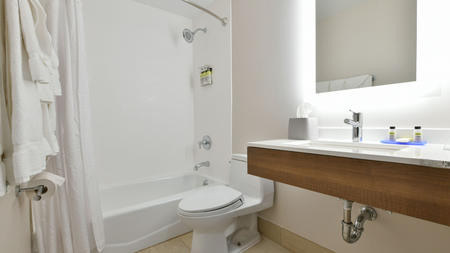 Bathroom 4, Country Inn & Suites by Radisson, Staten Island, New York