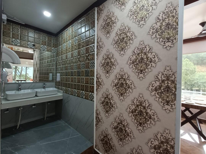 Bathroom 3, DLS Nature Trinket Resort – Dalhousie with Swimming Pool, Chamba