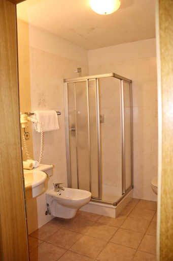 Bathroom 3, Garni Appartments Helvetia, Bolzano