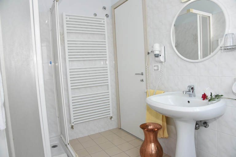 Bathroom 2, Albergo La Rosetta, Siena