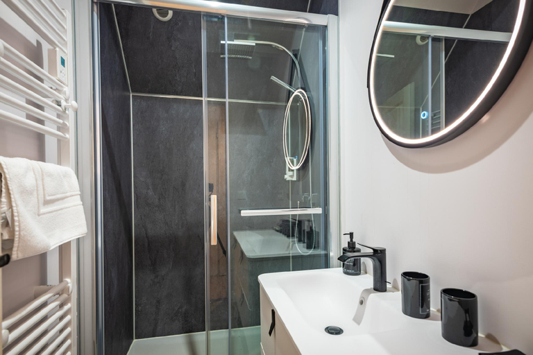 Bathroom 3, La Tour de Lierre 2, Indre-et-Loire