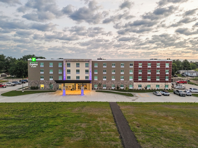 Exterior & Views 2, Holiday Inn Express & Suites Cedar Rapids NE - Marion, Linn
