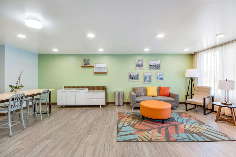 Public Area 2, WoodSpring Suites Bakersfield Airport, Kern