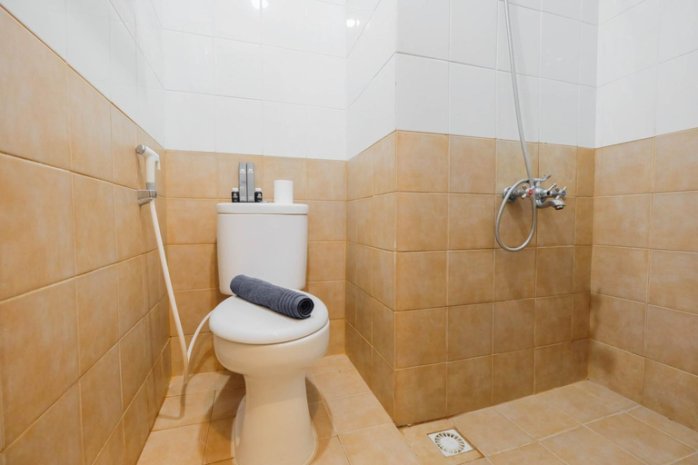 Bathroom 3, Studio Apartment Green Pramuka City By Travelio, Jakarta Pusat