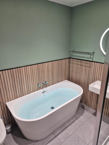 Bathroom 3, Lime Tree Hotel, Highland