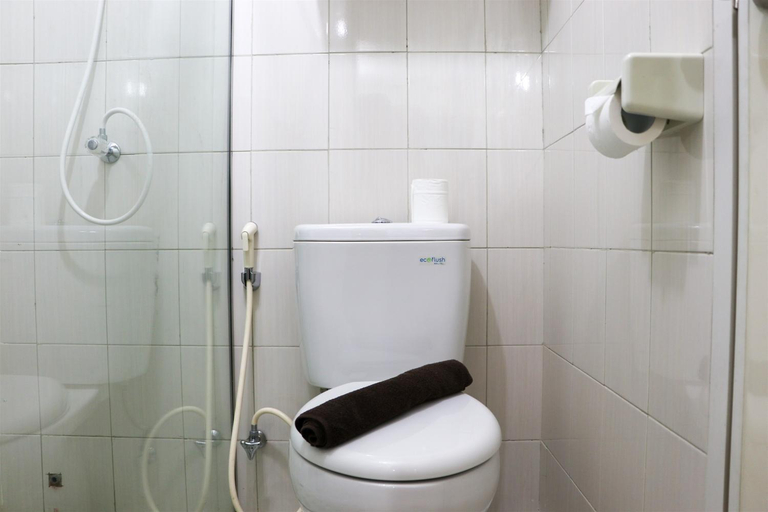 Bathroom 4, Furnished Studio Signature Park Grande By Travelio, Jakarta Selatan