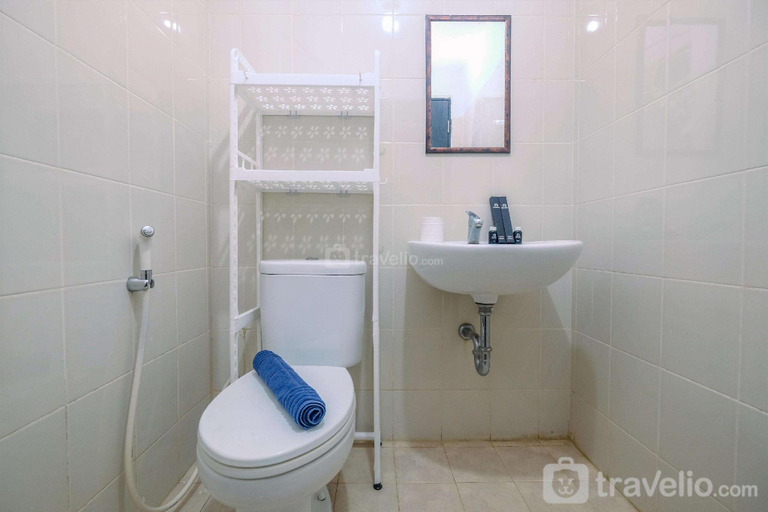 Bathroom 4, Comfort 2BR Apt at Cervino Village By Travelio, South Jakarta