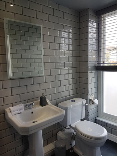 Bathroom 2, Afallon Townhouse, Gwynedd