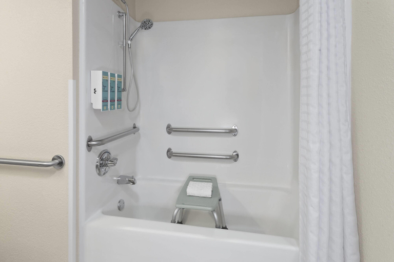 Bathroom 5, Baymont by Wyndham Chester IL, Randolph