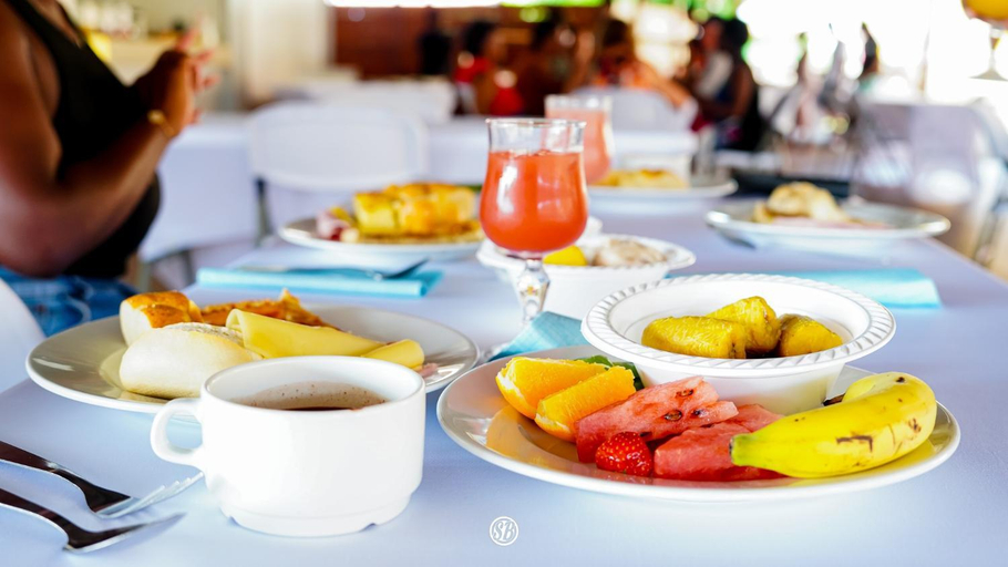 Food & Drinks 4, Appartement Cayenne Chic Design Elegant en Bois Tropical, Rémire-Montjoly