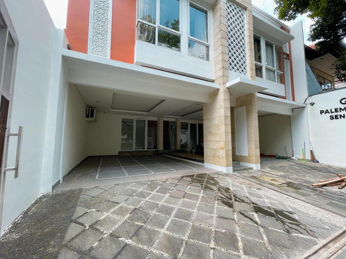 Exterior & Views
