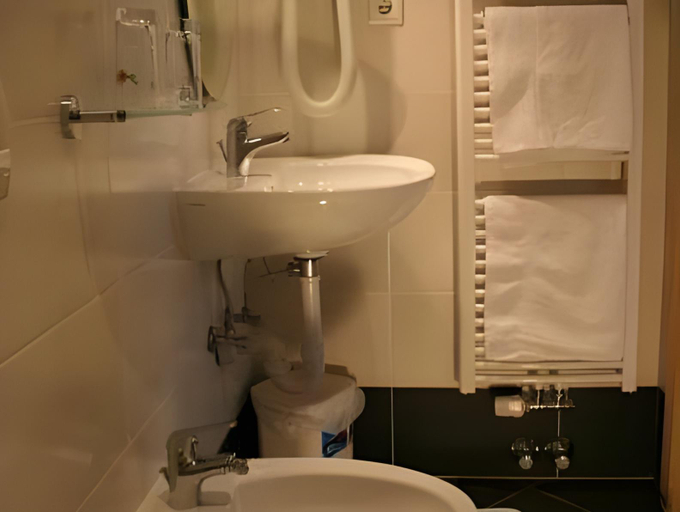 Bathroom 4, Gasthof Majestic, Bolzano