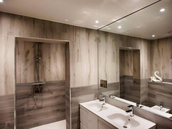 Bathroom 3, The Village Hotel, Bar and Restaurant