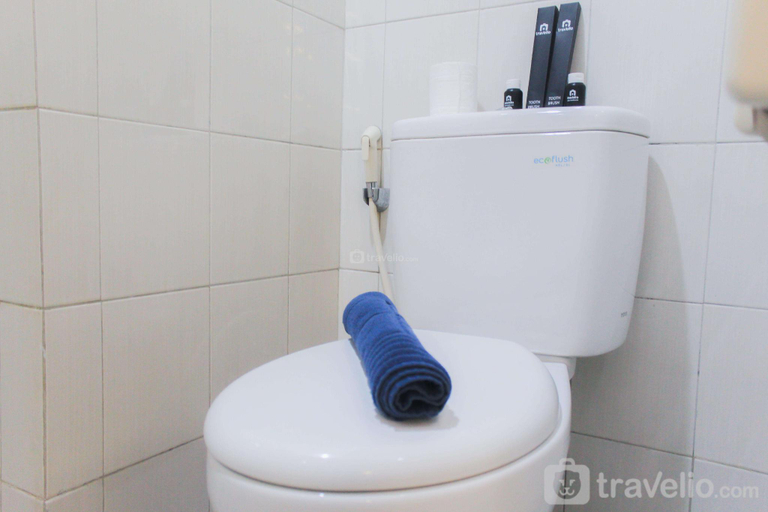 Bathroom 3, Warm Studio at Signature Park Grande By Travelio, East Jakarta