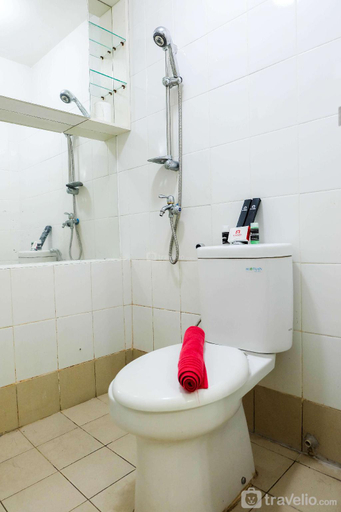 Bathroom, Compact 2BR Bassura City Apartment By Travelio, Jakarta Timur