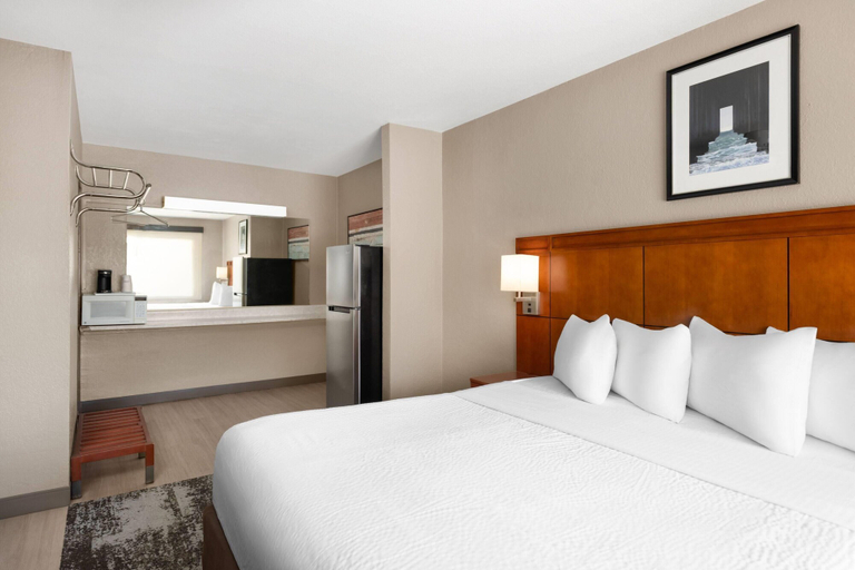 Bedroom 3, Travelodge by Wyndham Parker, La Paz