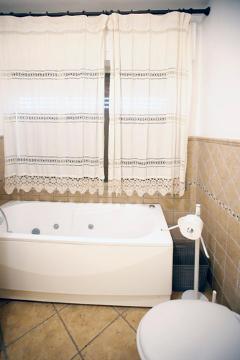 Bathroom 3, casa vacanza con piscina grande e idromassaggio jacuzzi, Livorno