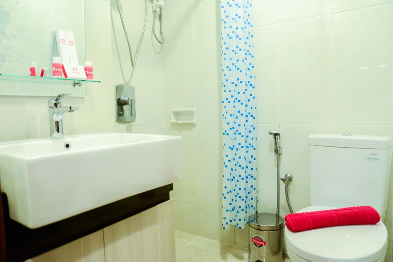 Bathroom, Clean Studio at Capitol Park Apartment By Travelio, Jakarta Pusat