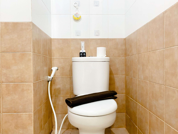 Bathroom 3, ComfortDesigned 2BR Green Pramuka City By Travelio, Jakarta Pusat
