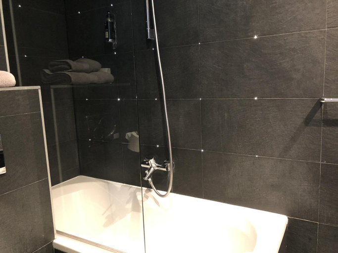 Bathroom 4, Hotel le Dauphin, Hauts-de-Seine