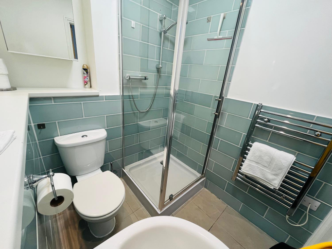 Bathroom, London Modern Flat near transports, London