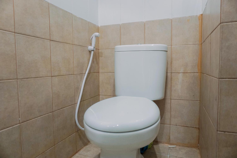 Bathroom 3, Good Deal and Nice Studio Green Pramuka City Apartment By Travelio, Central Jakarta