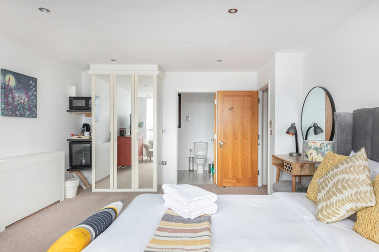 Others 3, Serene Waterfront Rooms - ExCel, London