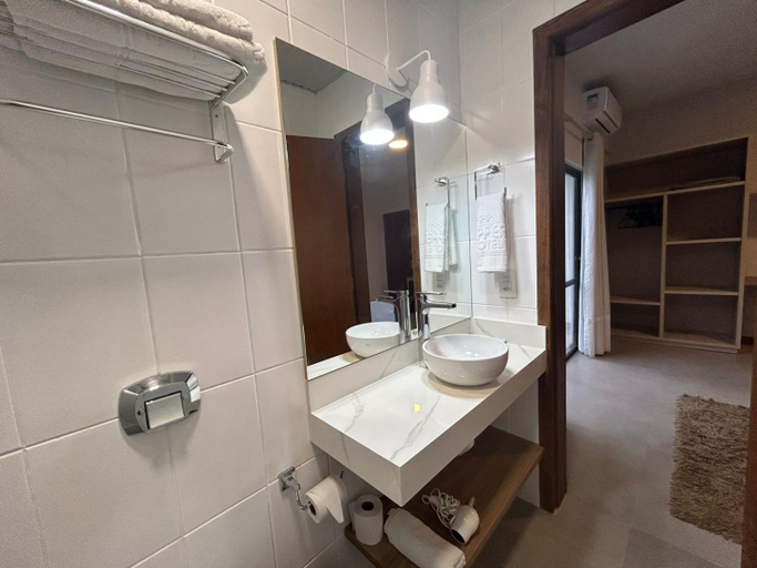 Bathroom 4, Flipper Hotel, Laguna