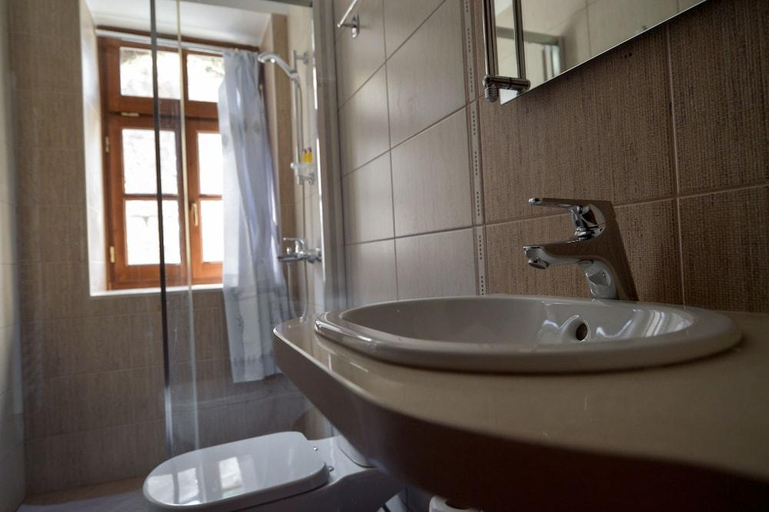 Bathroom 4, Hotel Kalemi, Gjirokastrës