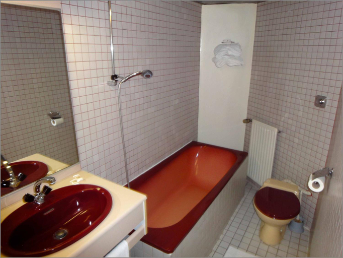 Bathroom 3, Picardy Hotel - Gare du Nord, Paris