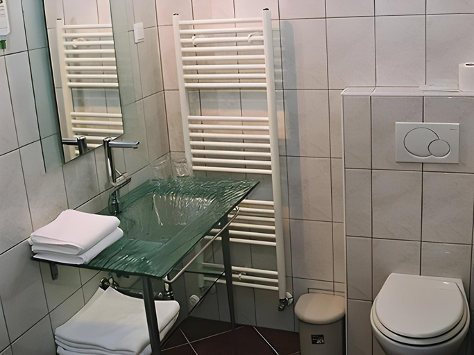Bathroom 4, Creina, Kranj