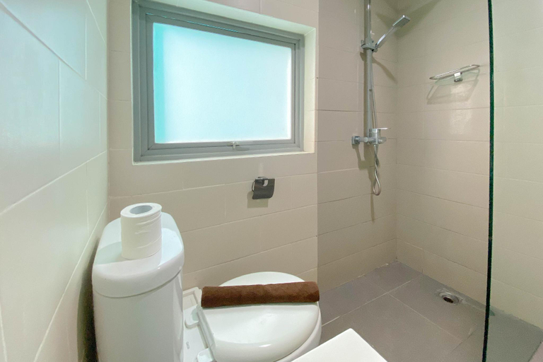 Bathroom 3, Spacious 2BR Pejaten Park Residence By Travelio, Jakarta Selatan