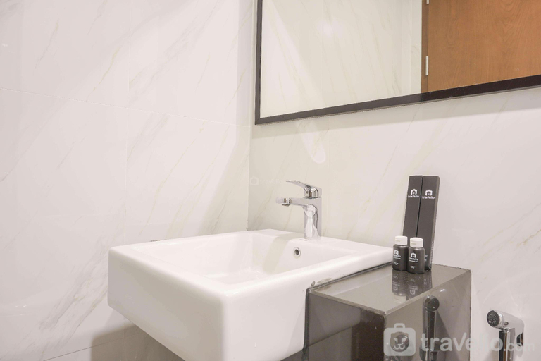 Bathroom, Comfort Warm Studio at Ciputra World 2 By Travelio, Jakarta Selatan
