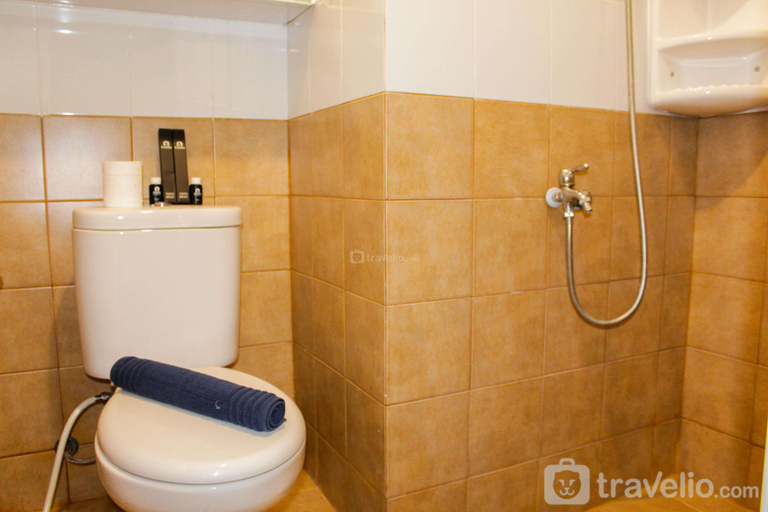 Bathroom 5, Homey 2BR Apt @Green Pramuka near Mall By Travelio, Jakarta Pusat
