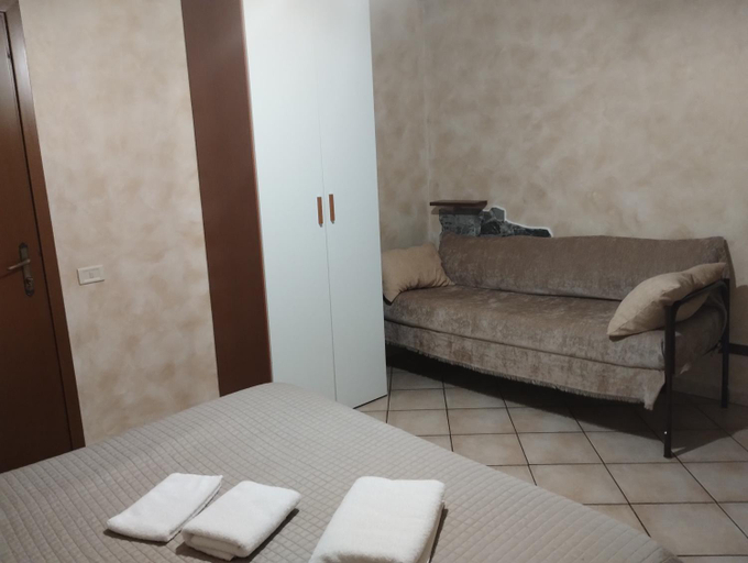 Others 5, beds ar colle 2, Rome